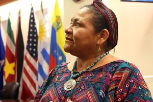Lee más sobre el artículo Rigoberta Menchú, la defensa de la cultura y de los derechos humanos